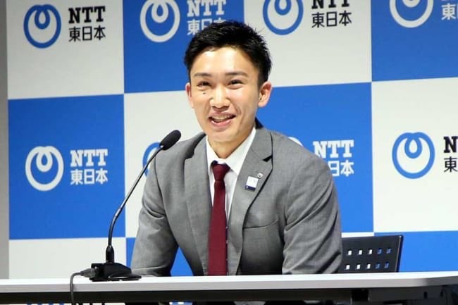 Kento Momota at a press conference