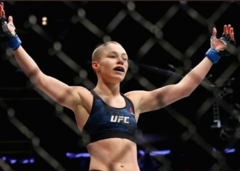 Rose Namajunas celebrates after beating Zhang Weili