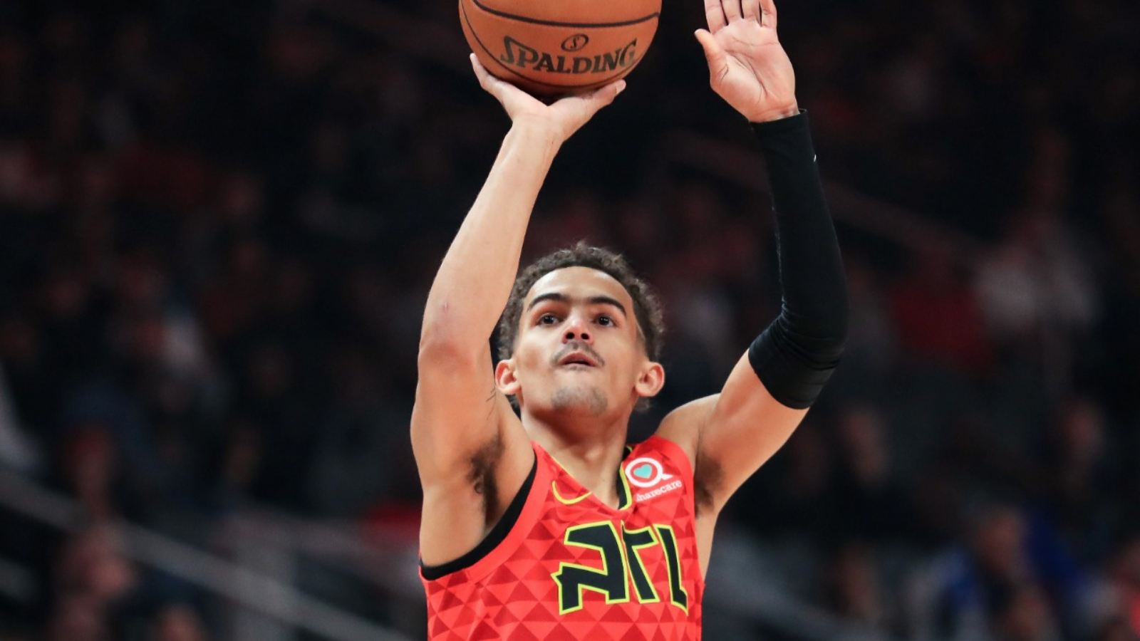 WATCH: Trae Young embarrasses entire Milwaukee Bucks defense with shoulder shimmy from the 3-point