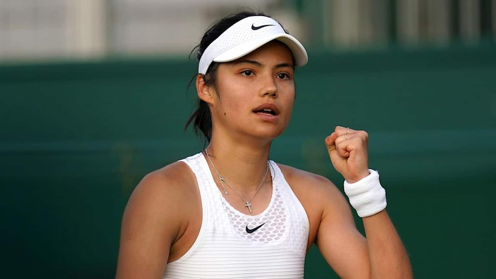 Who Is Emma Raducanu Know All About The World No 338 Ranked Girl Who Is Now In The 4th Round Of The Wimbledon 2021 Firstsportz