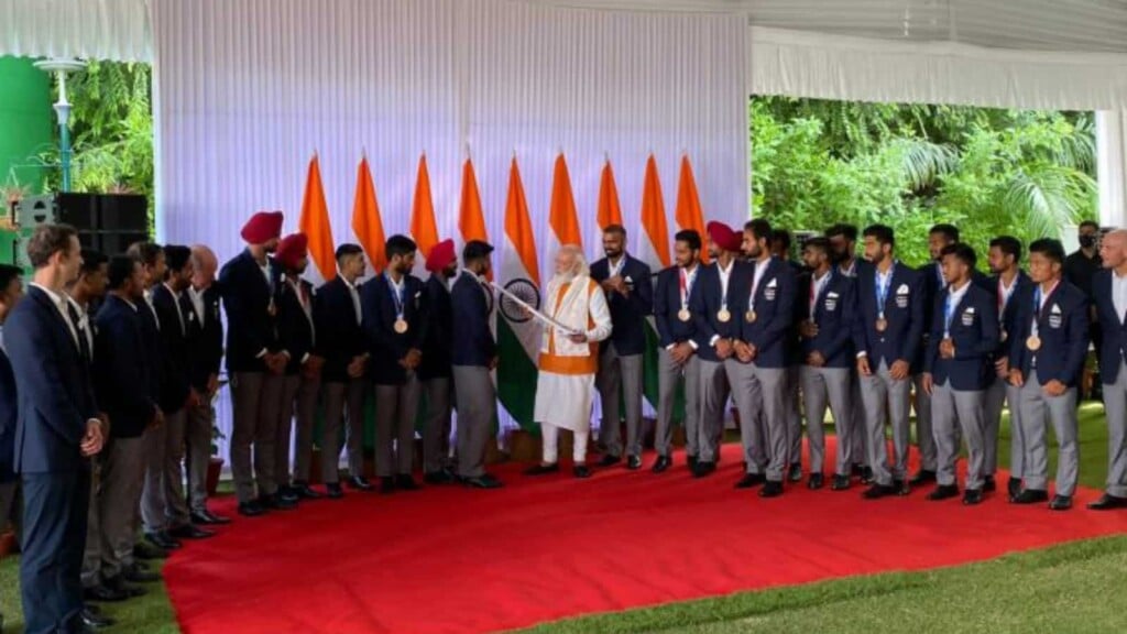 PM Modi with Indian men's hockey team