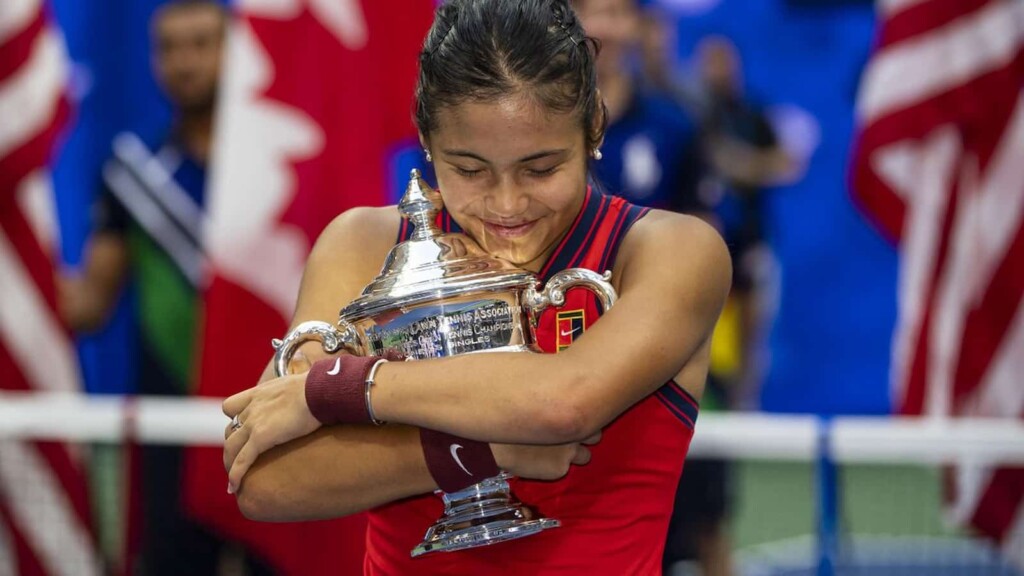 Emma Raducanu with the US Open 2021 Trophy