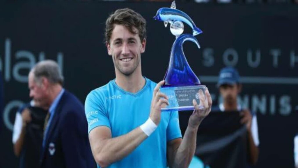 Casper Ruud with the San Diego Open 2021 trophy