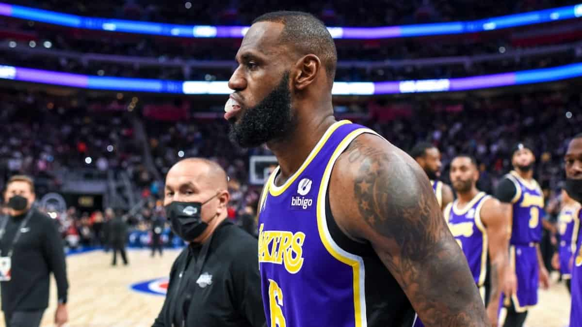 “Not Gonna Help Lakers”: Twitter is furious over LeBron James after he elbows Isaiah Stewart