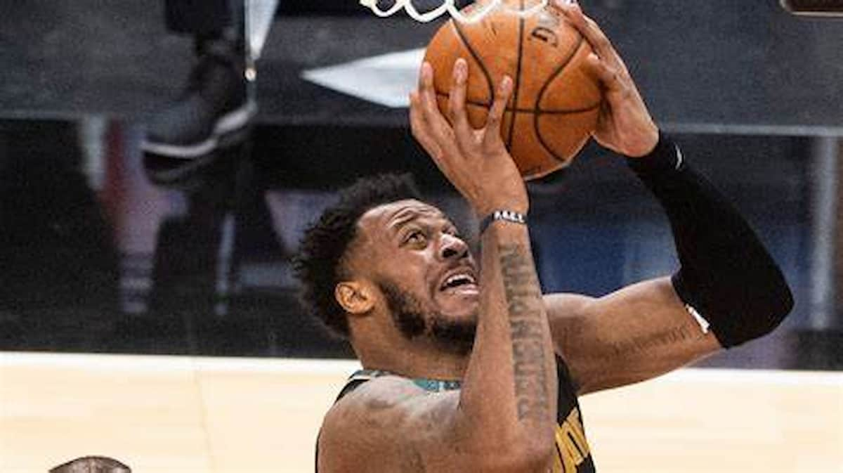 “Is that Statue of Liberty?” Twitter reacts to unreal poster dunk from