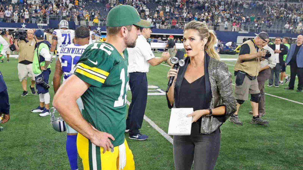 Aaron Rodgers, Erin Andrews hug maskless after postgame interview