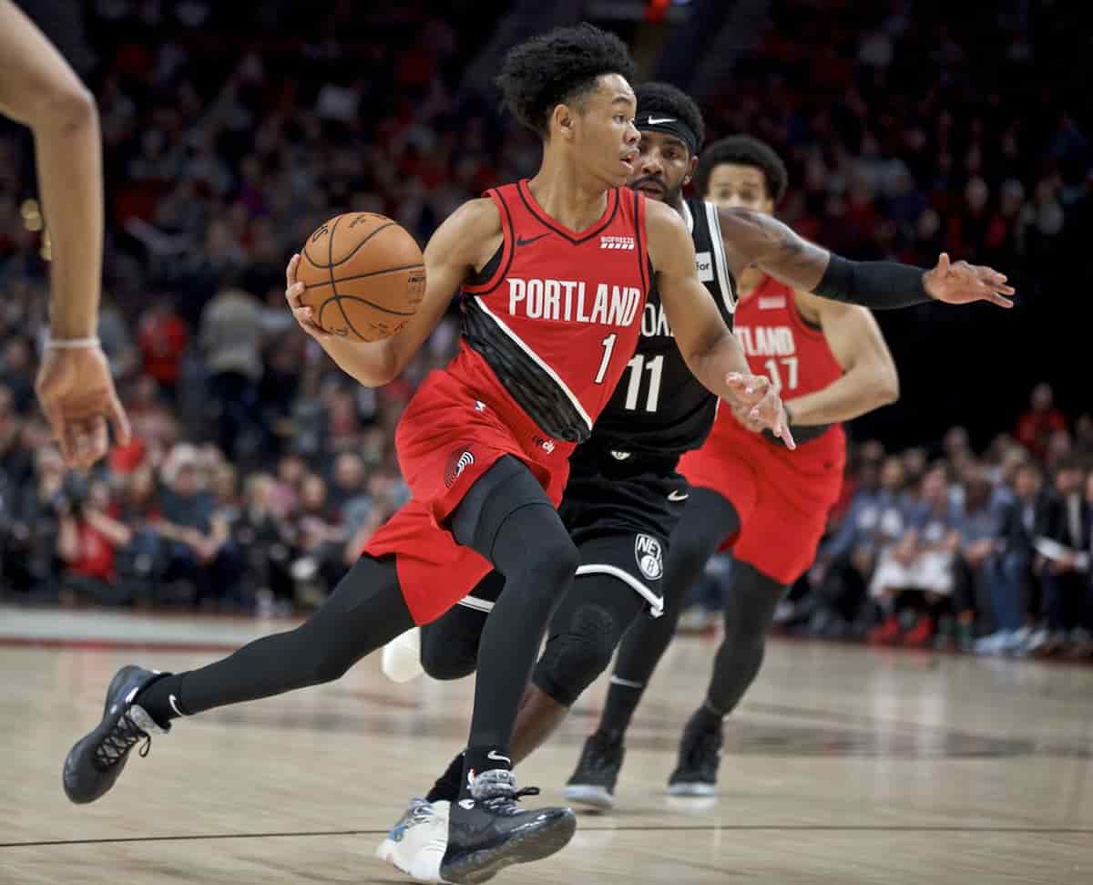 “The most outrageous layup ever” Twitter astonished as Anfernee Simons