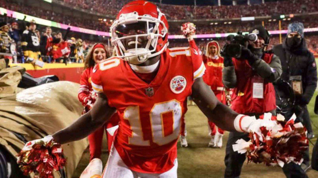 WATCH: Chiefs' Tyreek Hill's son's epic breakdancing moves in