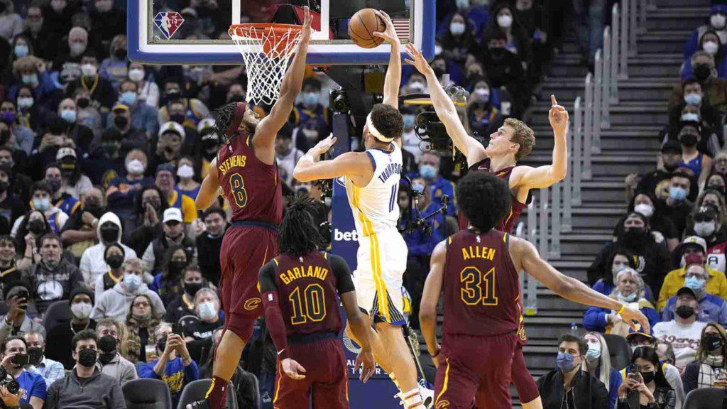 Klay Thompson Slam dunk on Cleveland Cavaliers