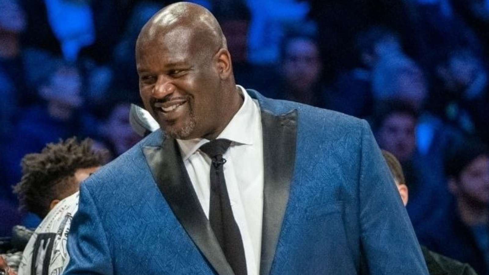 Shaquille O'Neal holds the 'frozen smile pose' while Charles Barkley ...