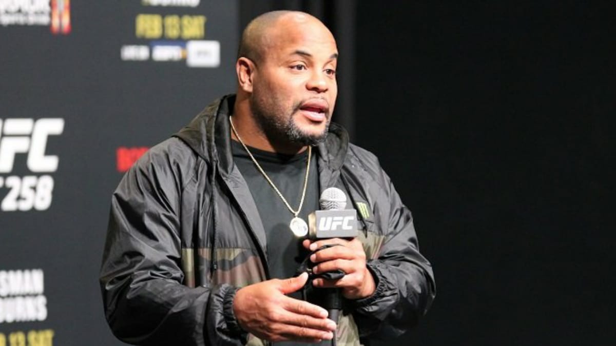 “Cormier getting passes for cheating”- MMA community furiously reacts to Daniel Cormier acknowledging “towel-gate” during Hall of Fame ceremony