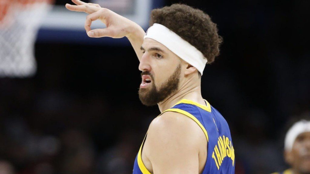 Klay Thompson gets hypnotized by magician at Dodgers Stadium