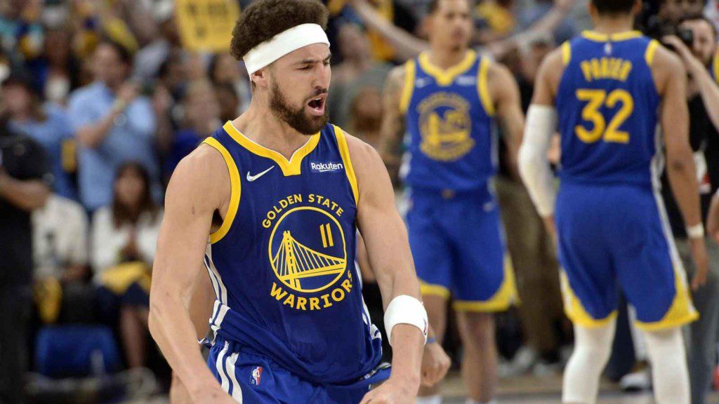 Klay Thompson gets hypnotized by magician at Dodgers Stadium