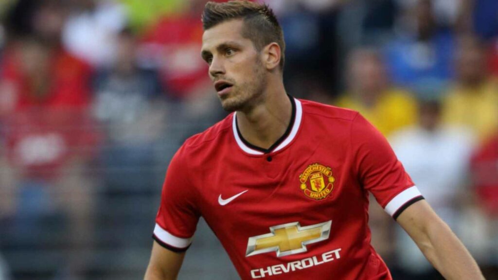 Manchester United's Morgan Schneiderlin proposes to girlfriend