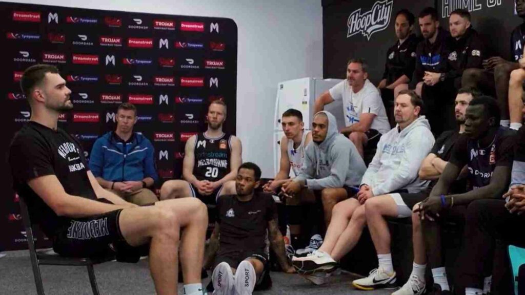 Isaac Humphries addressing his teammates