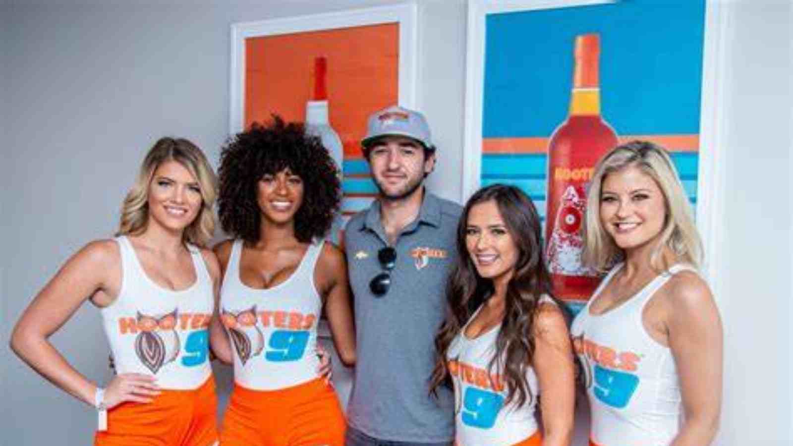 “Now I’m warning you, Blaney,” Hooters calls out  Ryan Blaney for his latest attack on Chase Elliott in his Most Popular Driver election campaign  