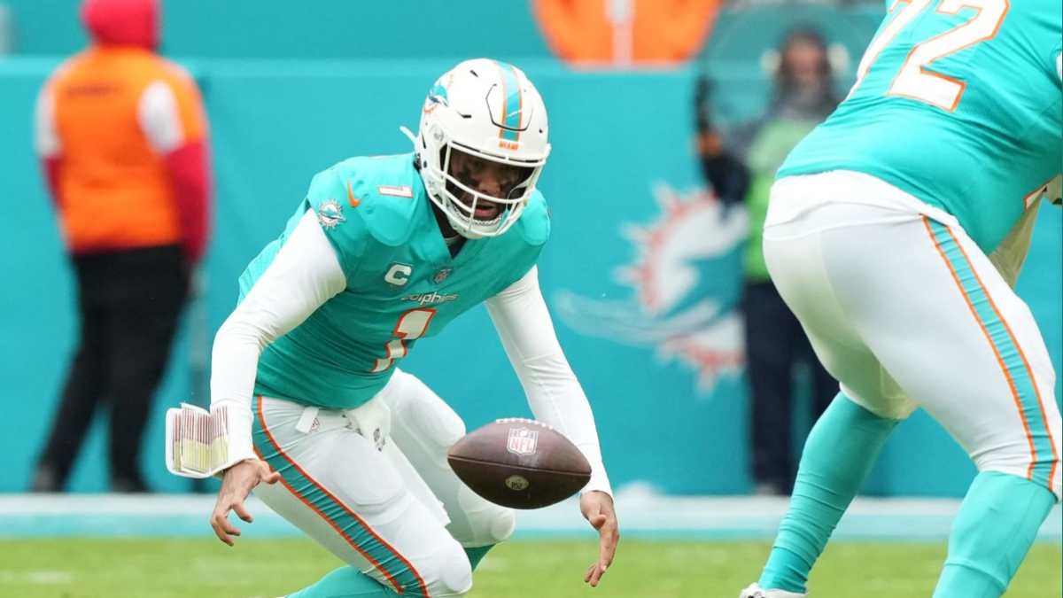 “The GOAT of excuses” – Social media SLAMS Dolphins’ Tua Tagovailoa for being concussion prone after yet another scare