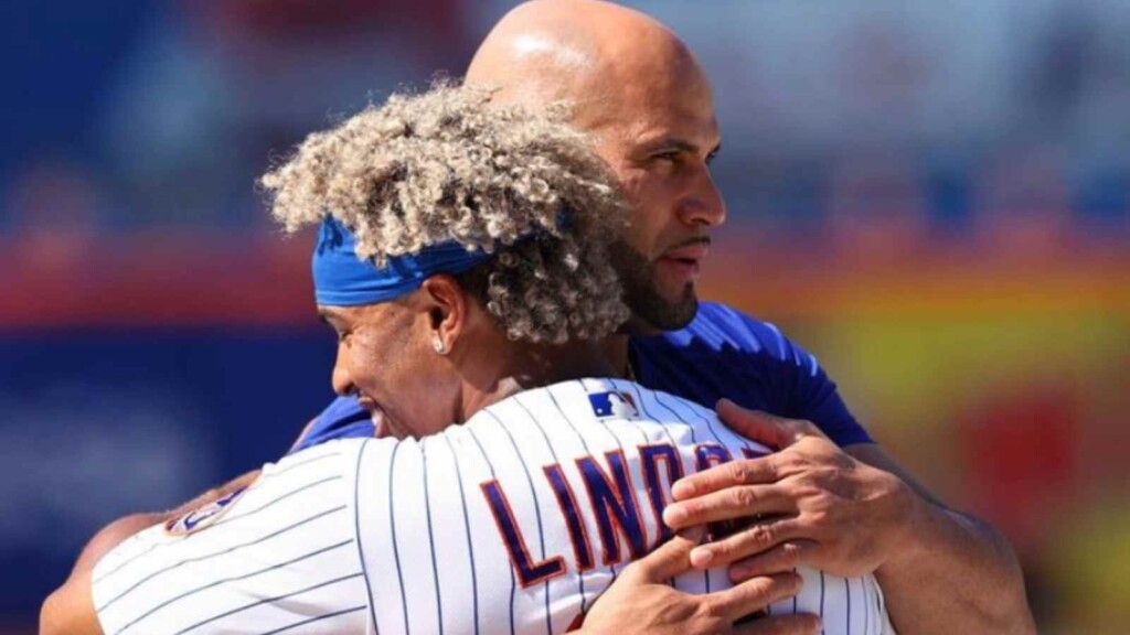 Lindor hugging Albert Pujols