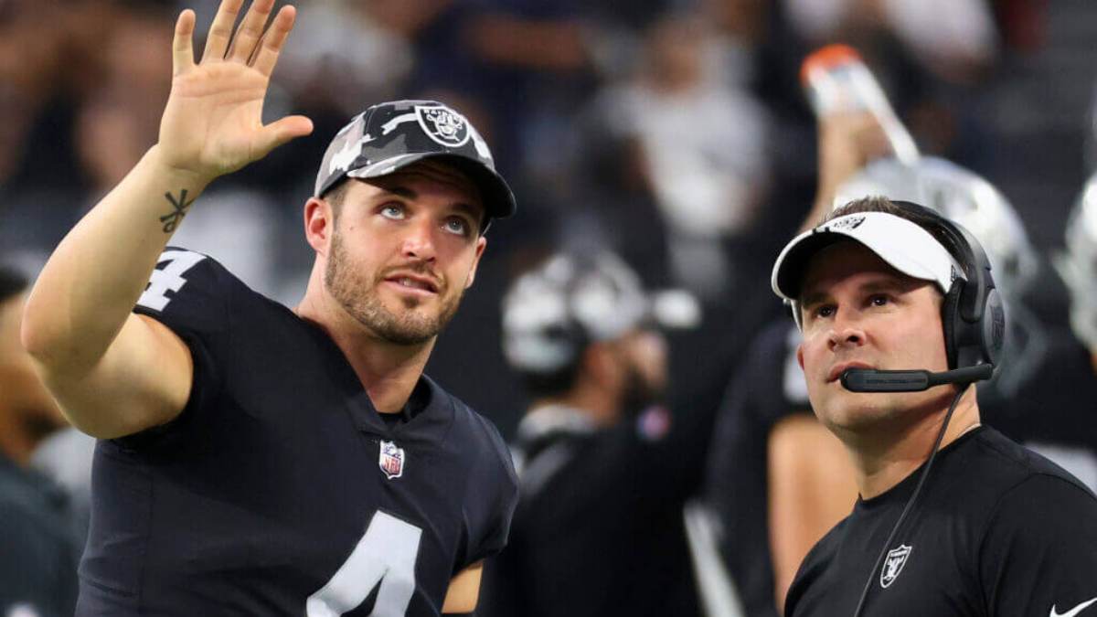 “Get rid of this dumba**” – Raiders fans DEMAND accountability from HC Josh McDaniels after he benched QB Derek Carr for the rest of the season