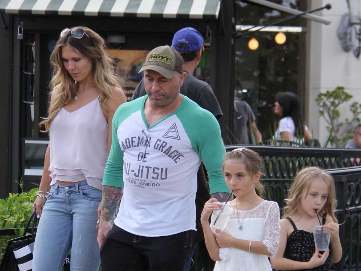 Joe Rogan and wife with their kids