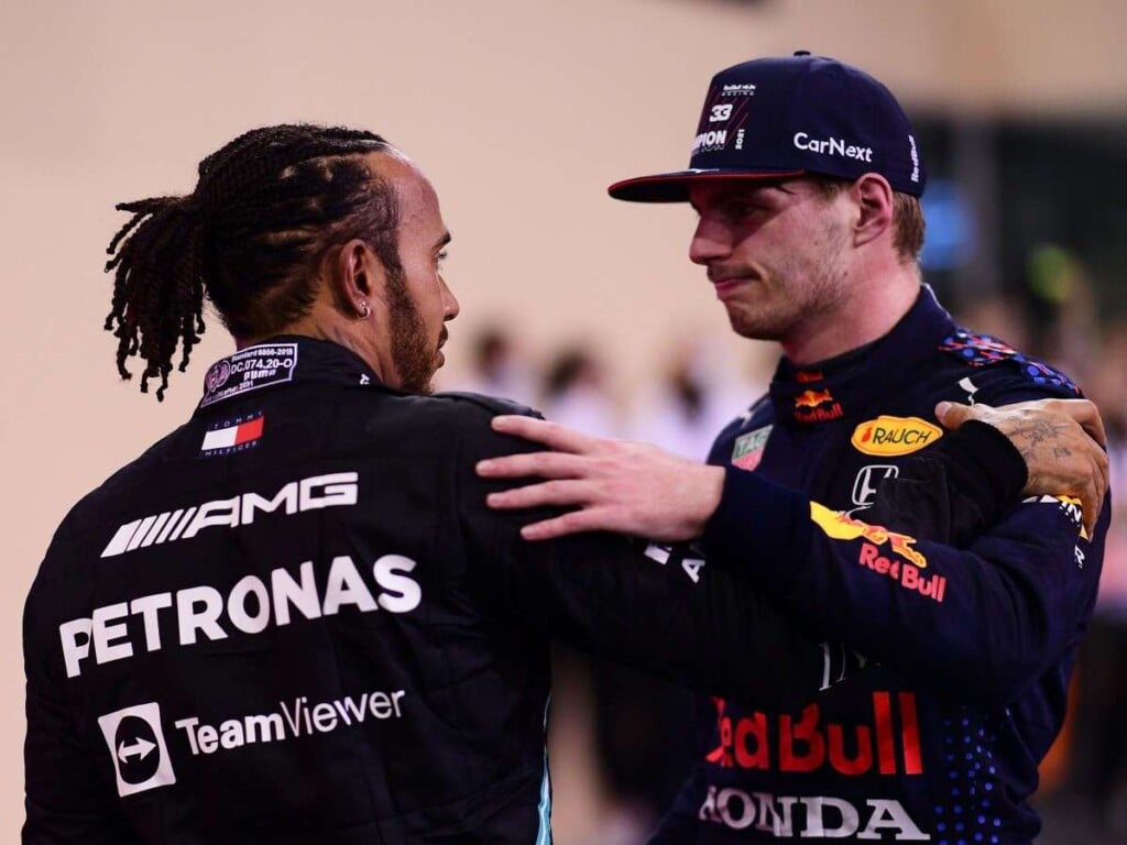 Lewis Hamilton (L) with Max Verstappen (R) after the end of the 2021 Abu Dhabi Grand Prix