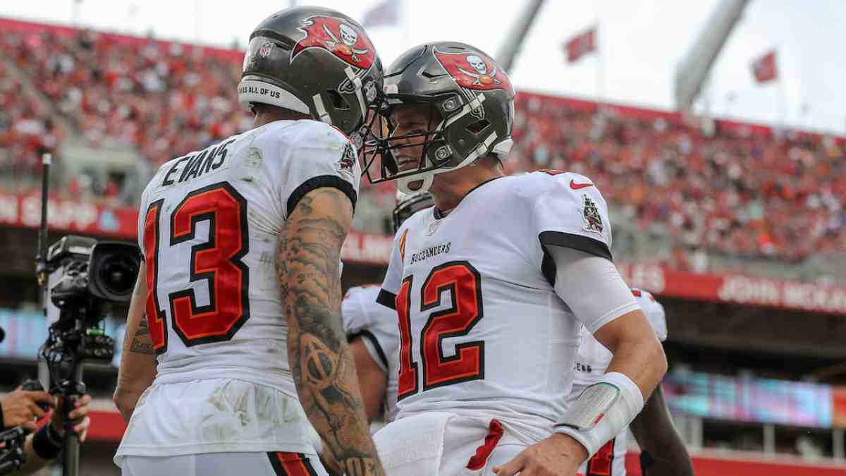 WATCH: “Perfect deep ball perfect catch” – NFL fans can’t stop gushing over the MAGICAL Tom Brady-Mike Evans combo as they obliterate the Panthers’ 14 points led