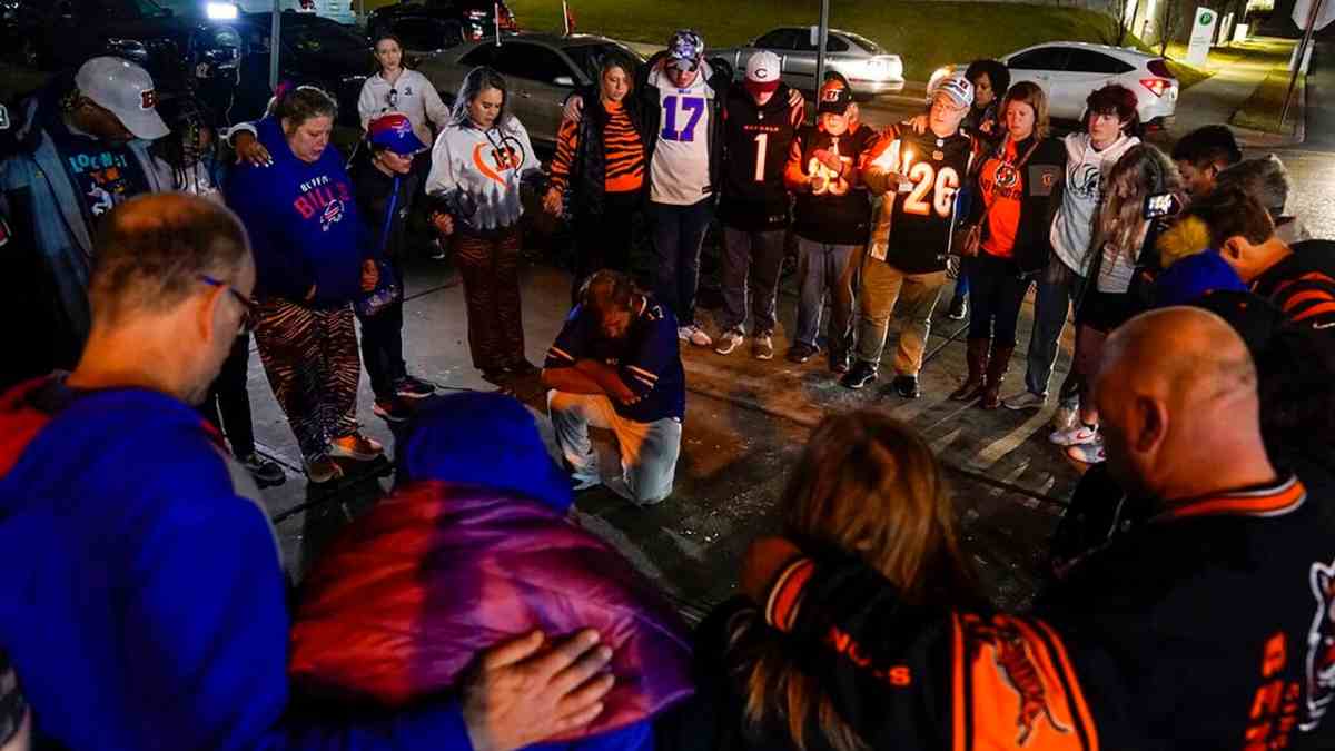 “Unity in the eyes of Misery” – Bills and Bengals fans camp outside UC Medical Center for an update on Damar Hamlin’s condition