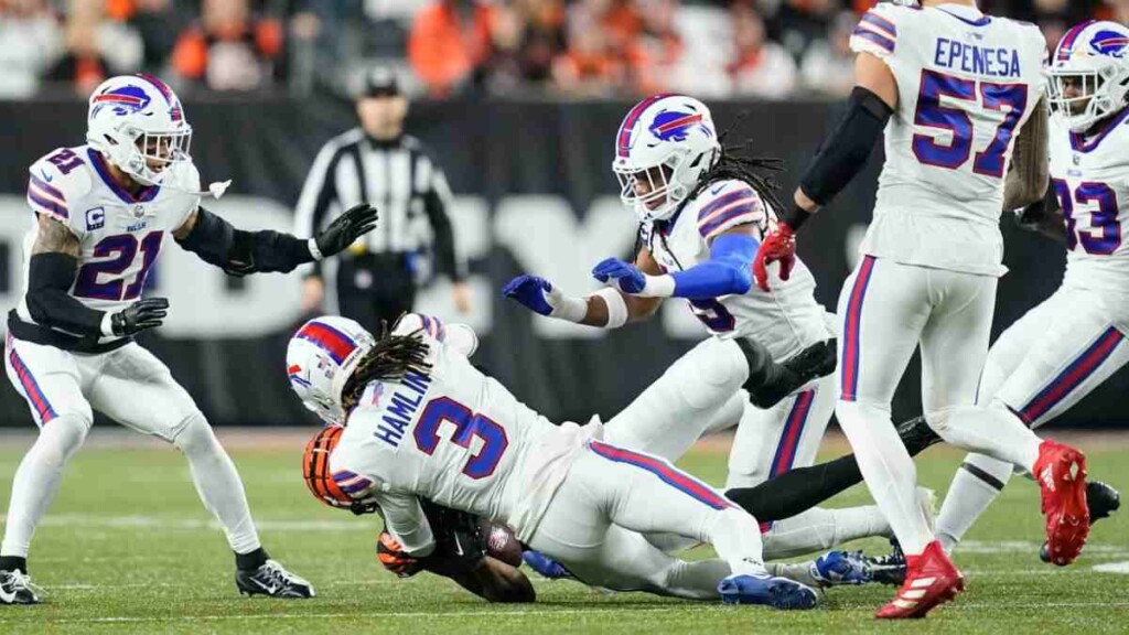 Tee Higgins collides with Damar Hamlin (Image via WTHR)