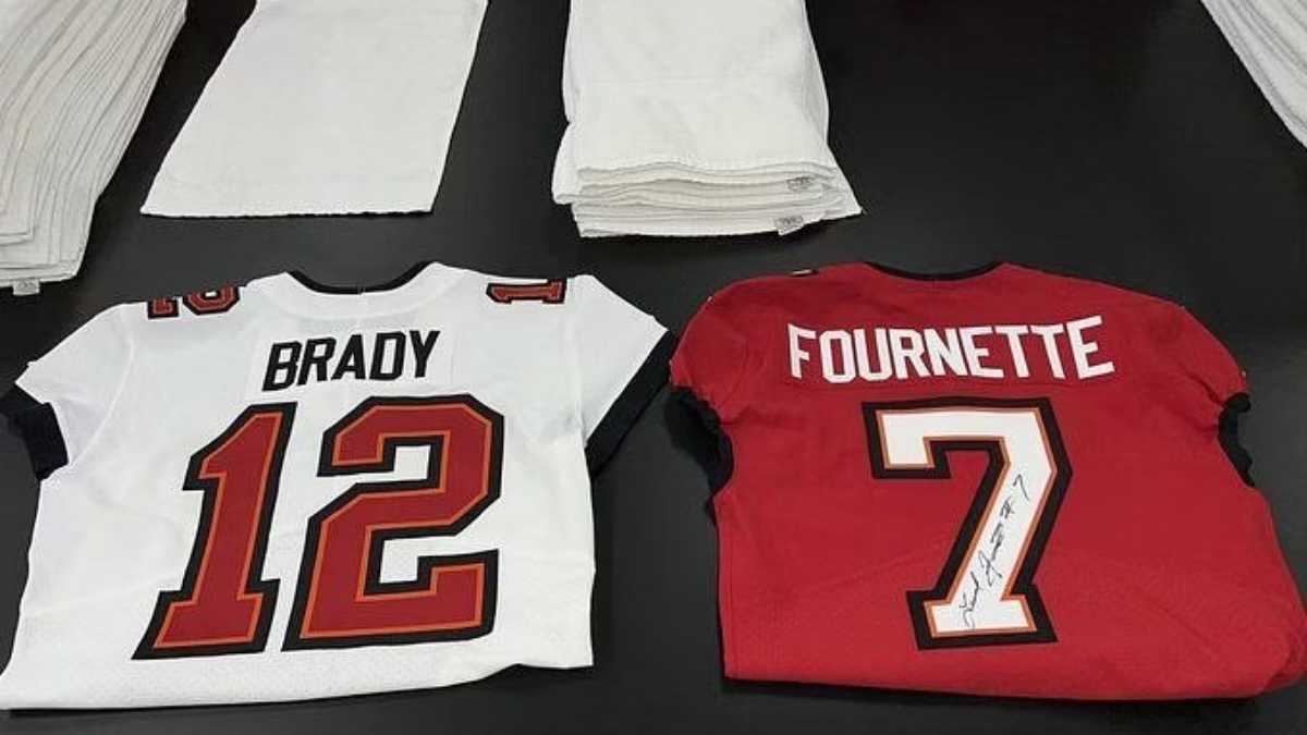 Bucs’ Tom Brady and Leonard Fournette set a beautiful example by auctioning their jersey for Damar Hamlin’s fundraiser