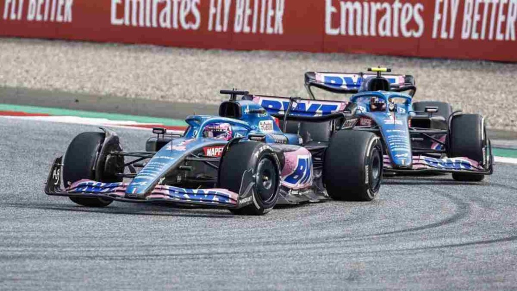 Fernando Alonso (14) and Esteban Ocon (31) in the 2022 Alpine A522s