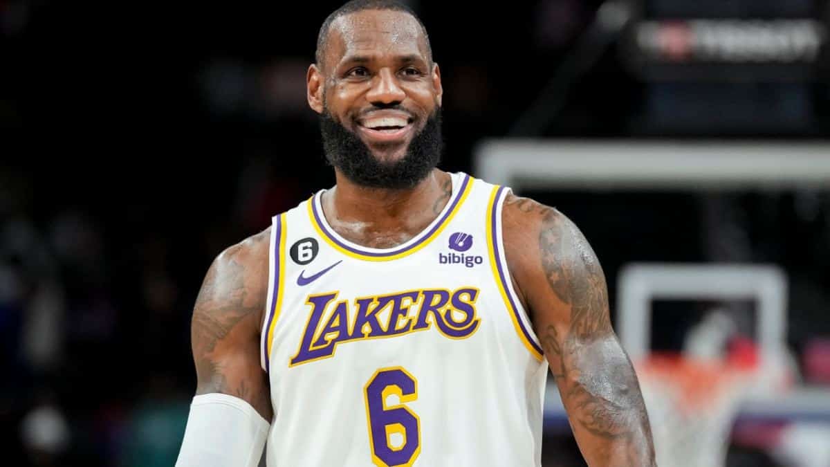 LeBron James still leads the NBA All-Star voting as he breaks a historical Michael Jordan record