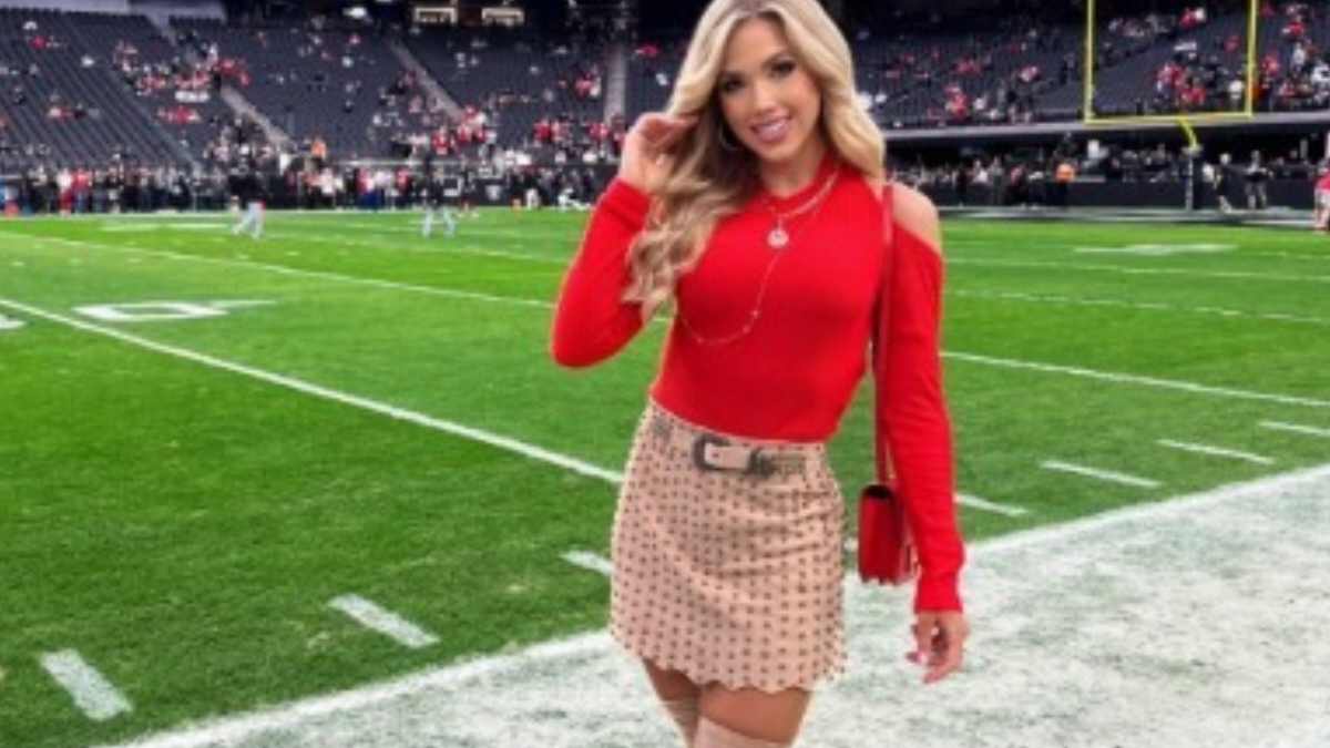 Kansas City heiress Gracie Hunt sets the Internet on FIRE with her sideline pictures at the Chiefs-Raiders game