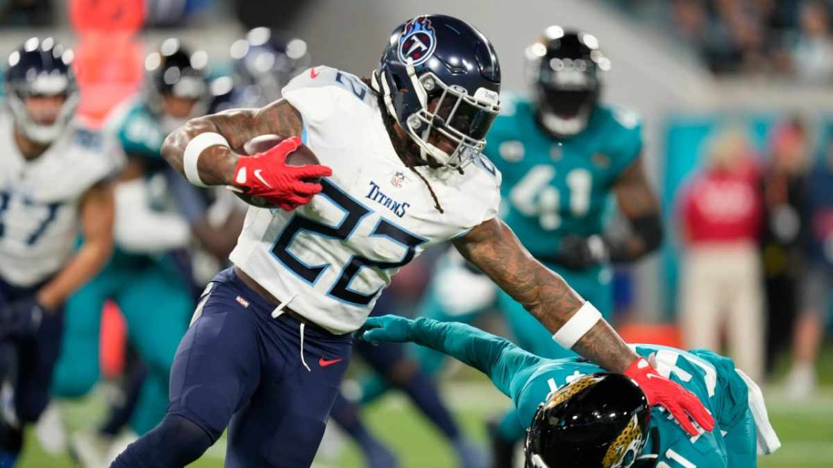 WATCH: “5th best stiff arm of all time” – Social media goes BERSERK as Titans’ Derrick Henry savagely stiff-arm’s Rayshawn Jenkins into another dimension