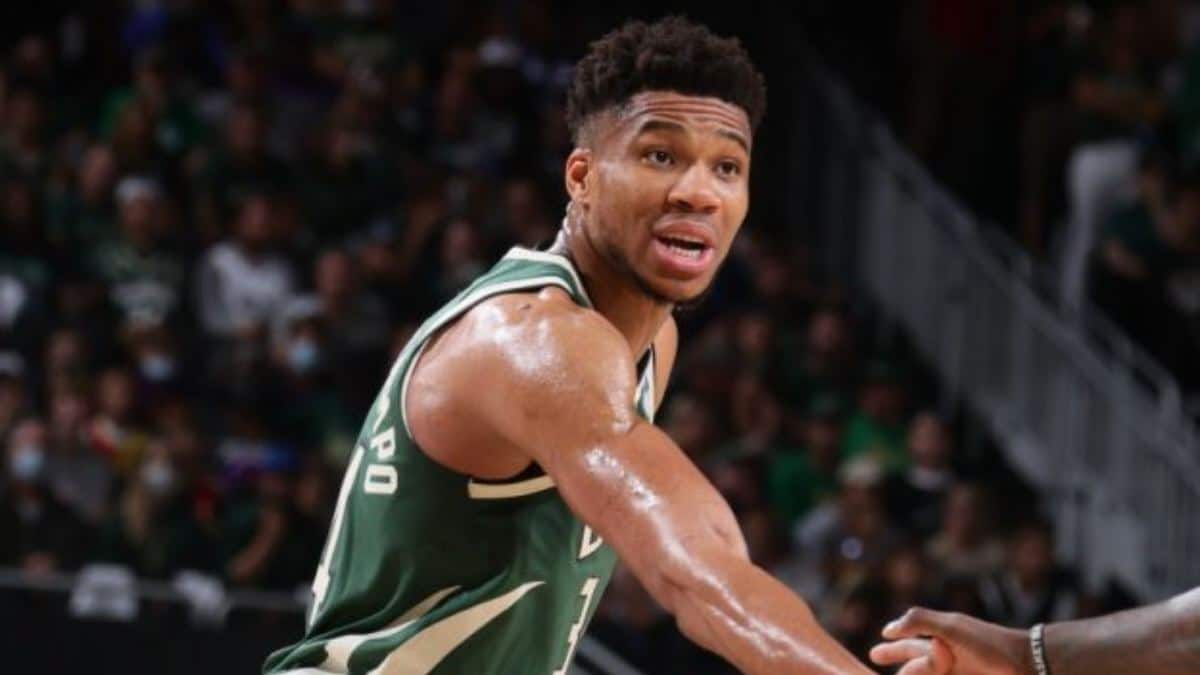 “I lose a few games. Only the real ones are here,” Giannis Antetokounmpo HILARIOUSLY calls out the reduced media attention as Milwaukee Bucks struggle