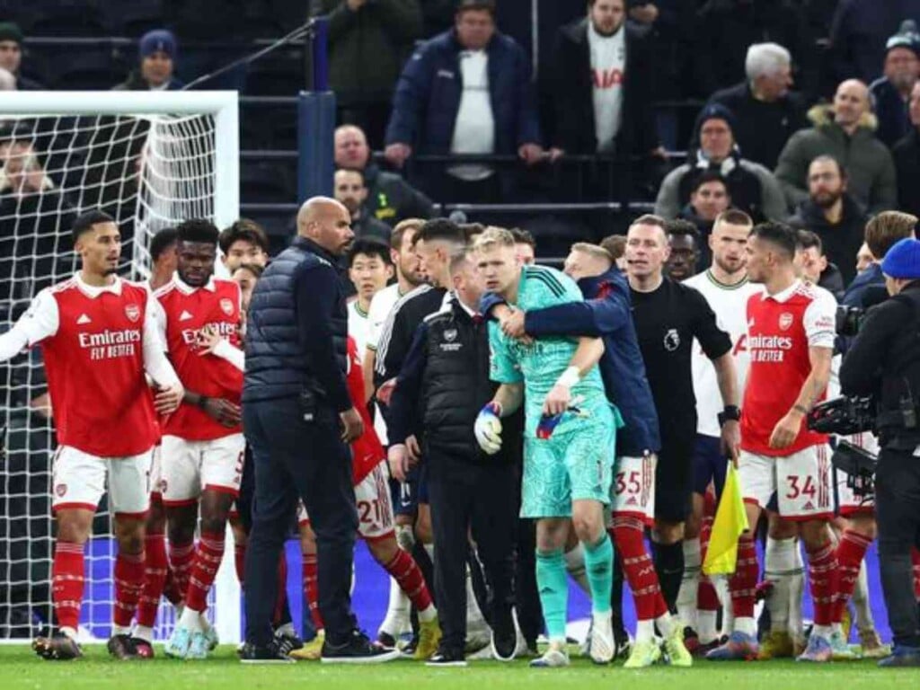 The Arsenal team along with Aaron Ramdale after the incident