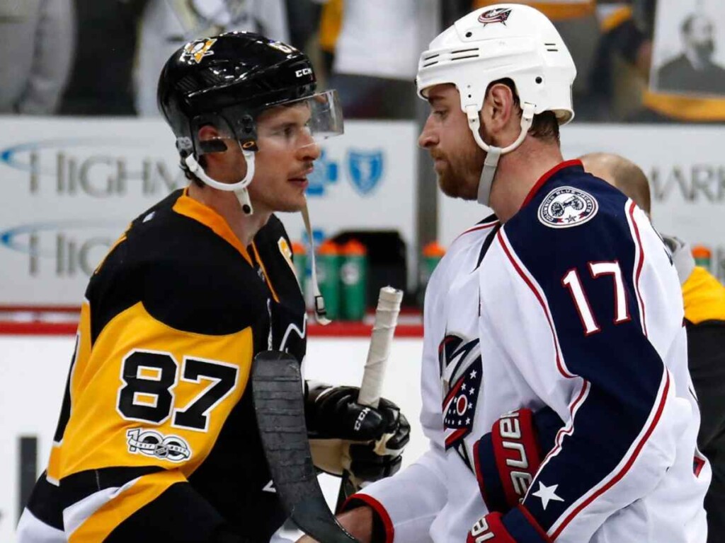 Sidney Crosby and Brandon Dubinsky [Image Credit: Yahoo Sports]