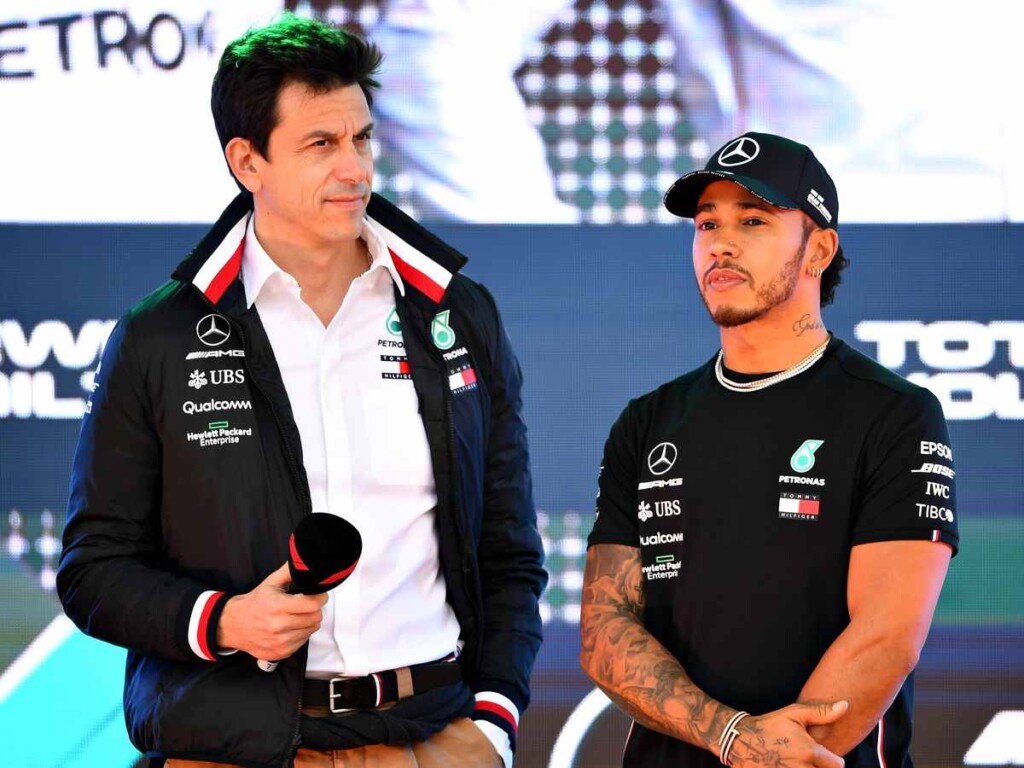 Toto Wolff (L) and Lewis Hamilton (R)