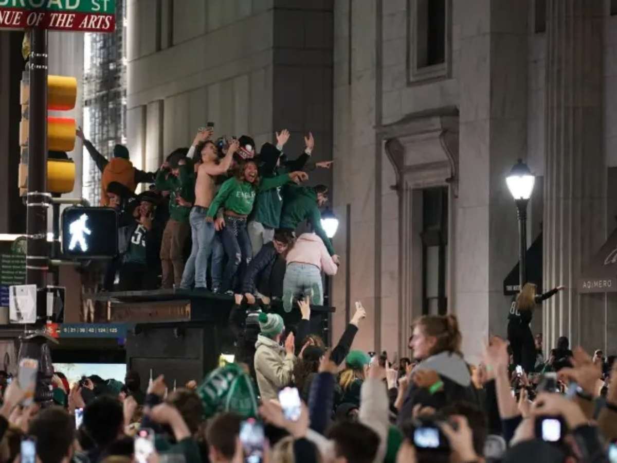 WATCH: Philadelphia turns into CHAOS city as the Eagles fans celebrate their team’s NFC championship by climbing up greased poles and partying in the street