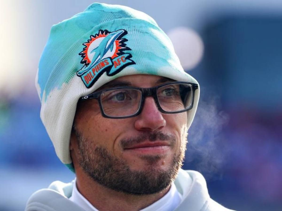 “Time to fire this guy” – Social media RIPS Mike McDaniel for allegedly vaping during Dolphins’ playoff game against the Bills