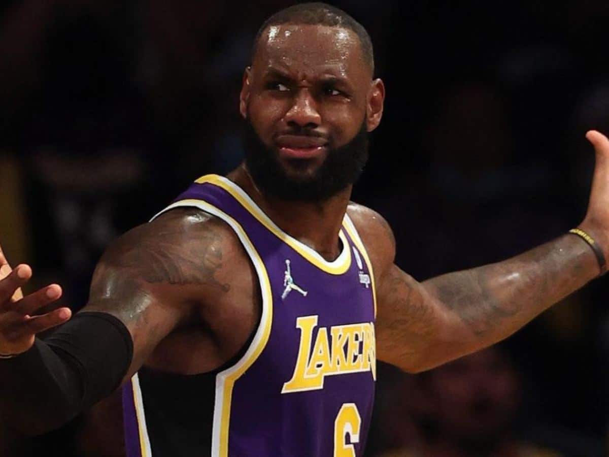 “It’s a f***ing foul” LeBron James slams the officials over a missed call against Dallas Mavericks