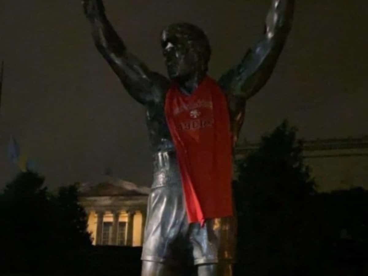 49ers fans use the ICONIC Rocky Balboa statue in Philadelphia to hilariously mock and outclass the Eagles’ in banter