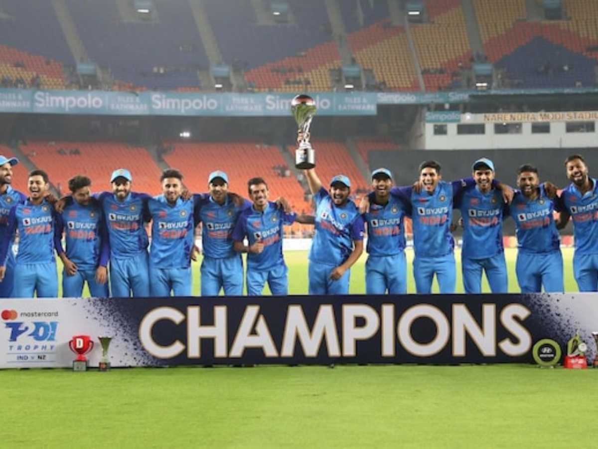 WATCH: Hardik Pandya hands trophy to Prithvi Shaw who did not get a chance to play in T20I series vs New Zealand