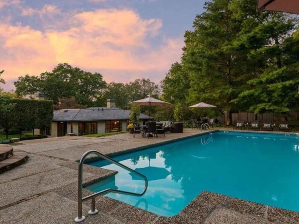 The pool outside the house (Image via New York Post)