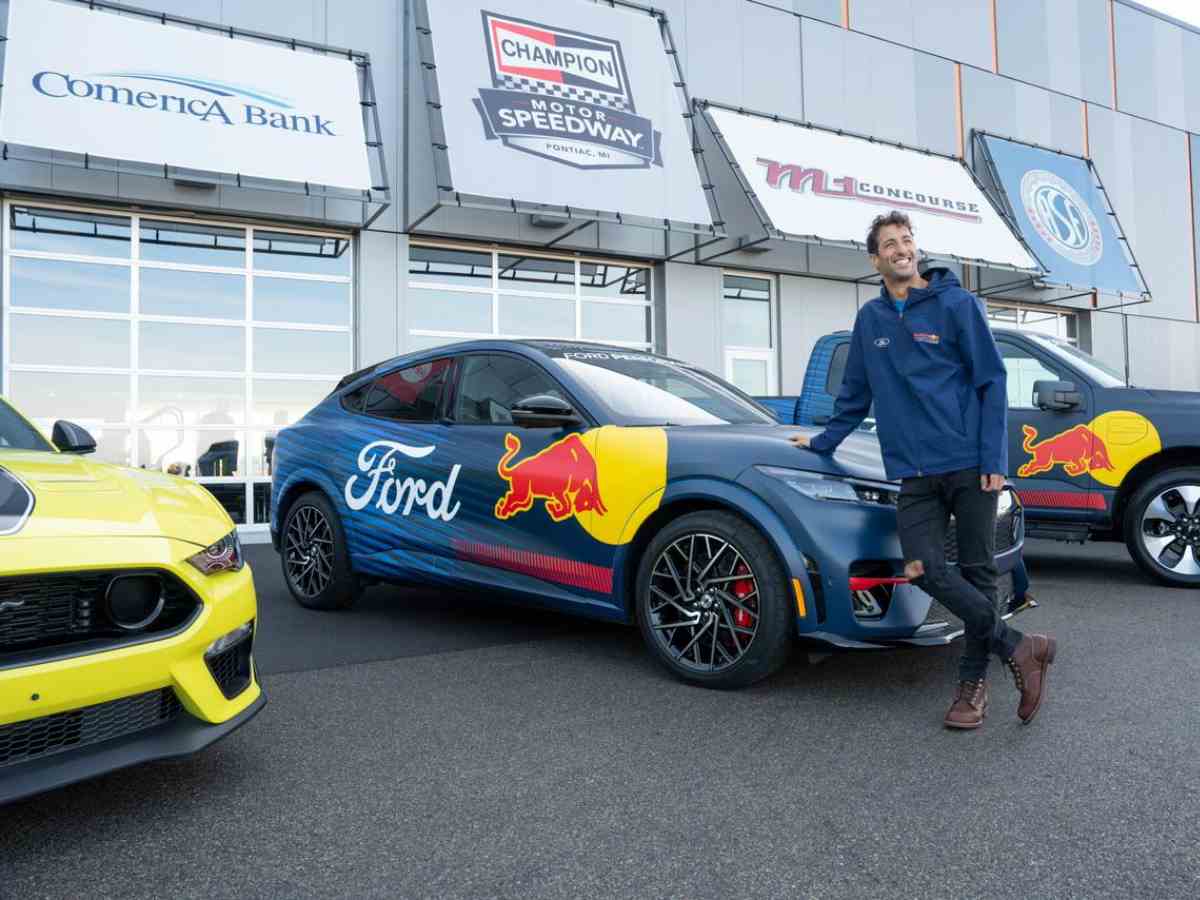 Daniel Ricciardo reports for duty, drives Supercars Mustang in Ford base