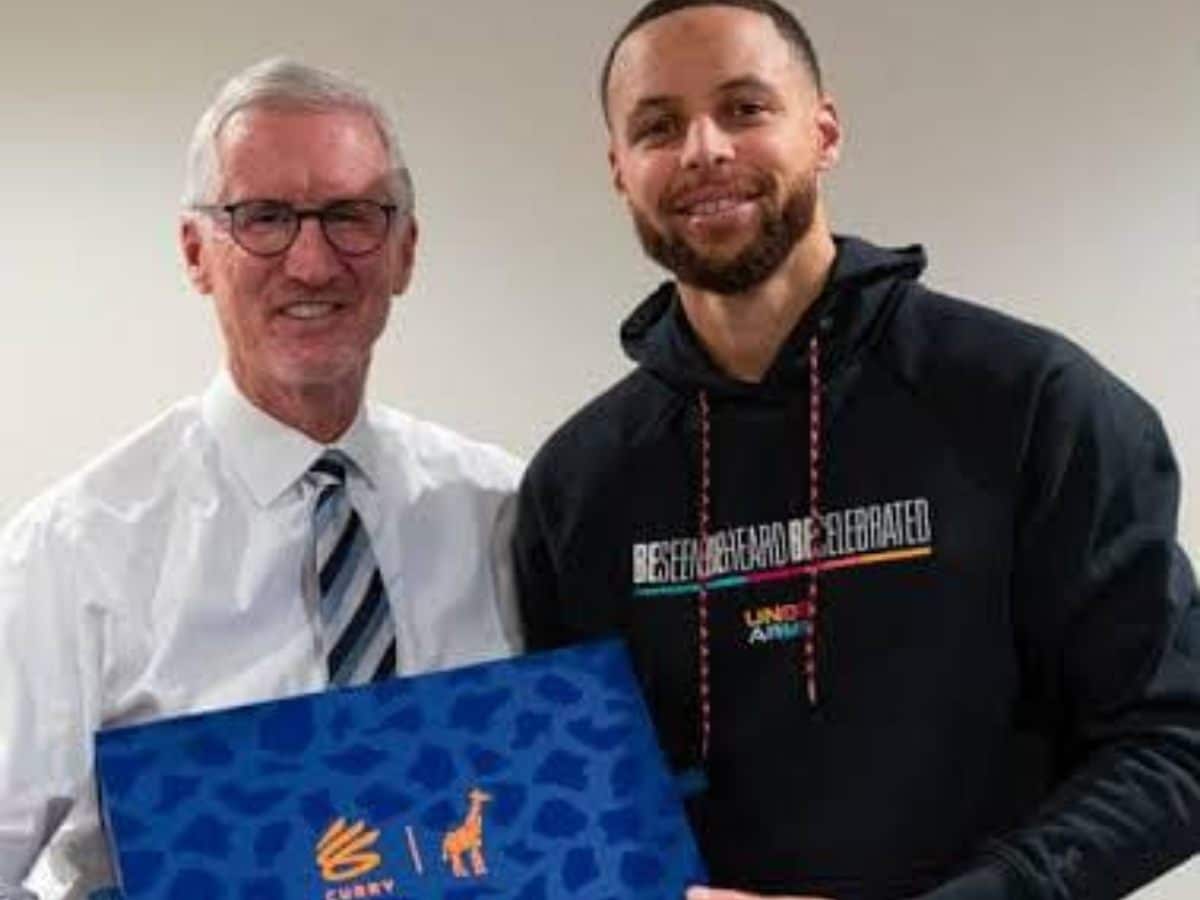 Stephen Curry honors Mike Breen by giving him first pair of Curry 2 Bang Bang shoe