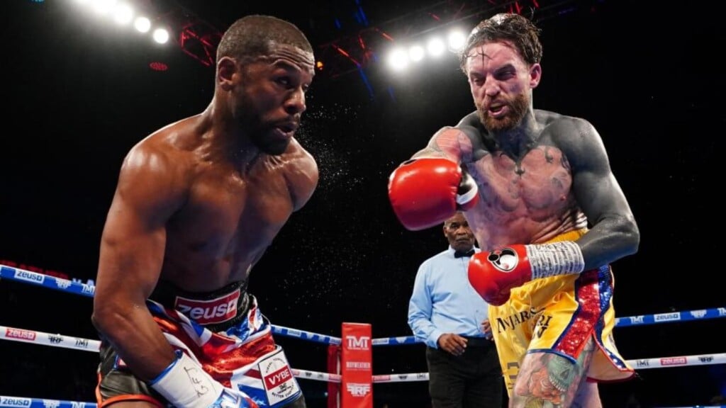 Floyd Mayweather and Aaron Chalmers (Image Courtesy Sporting News)