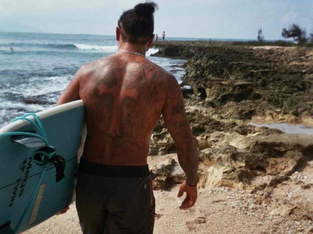 “Calm before the storm,” Lewis Hamilton has a go at surfing as he prepares for the 2023 F1 season