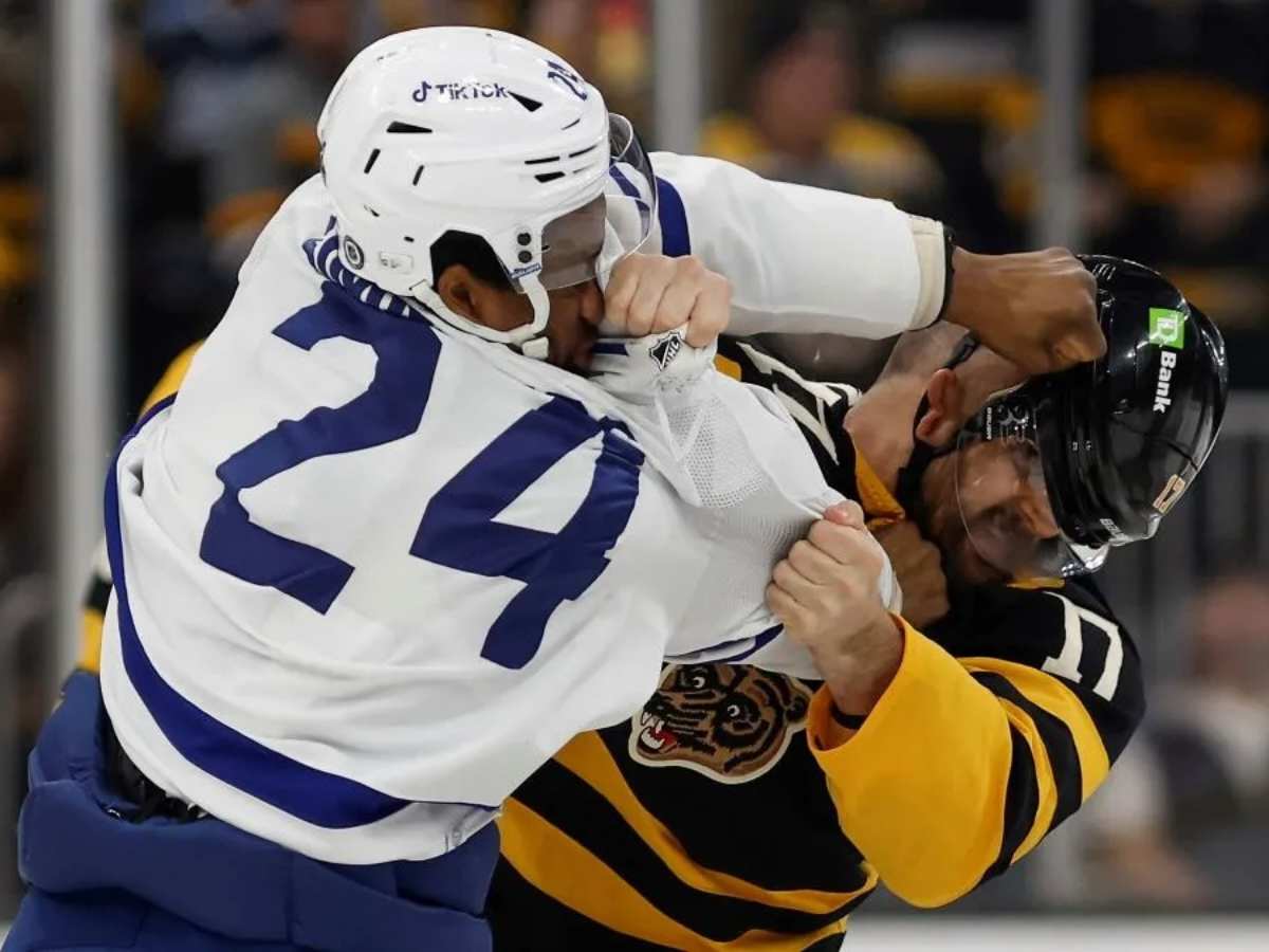 <strong>WATCH: Wayne Simmonds sends A.J. Greer into CONCUSSION protocol during Bruins vs. Leafs game, NHL Twitter reacts</strong>