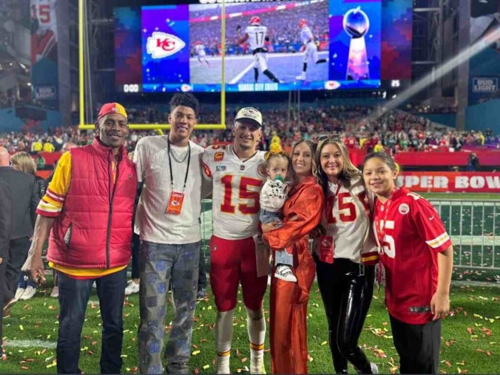 Patrick Mahomes with his family (Image via Twitter)