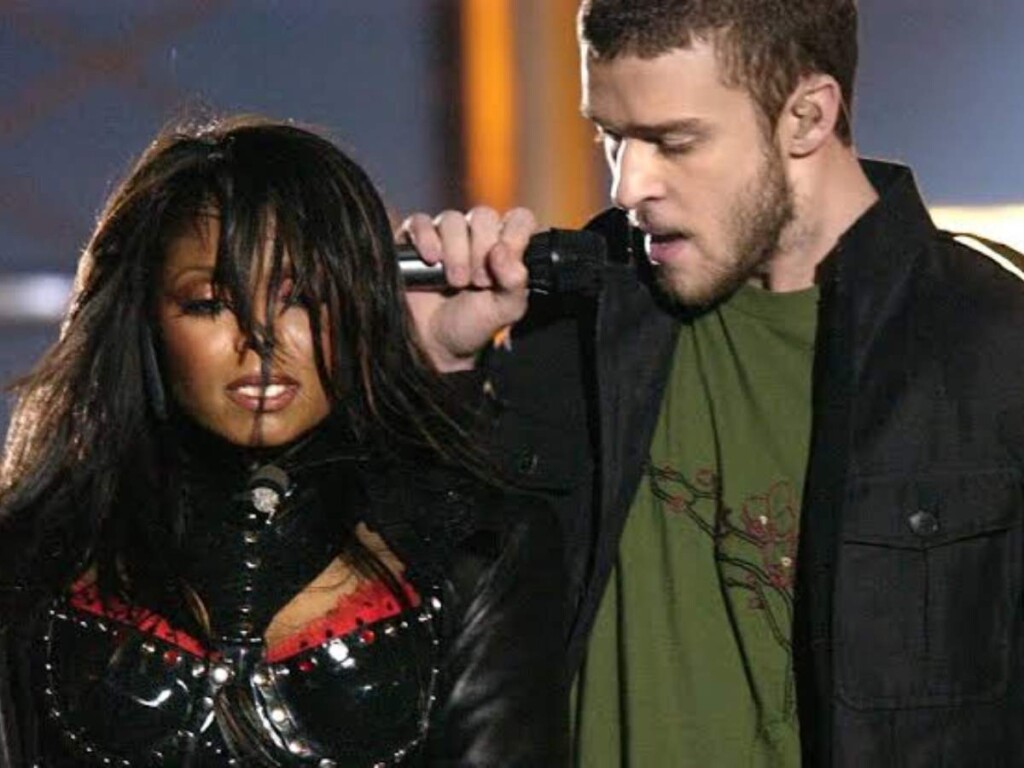 Janet Jackson and Justin Timberlake performing at the Super Bowl XXXVIII halftime show (via Twitter)